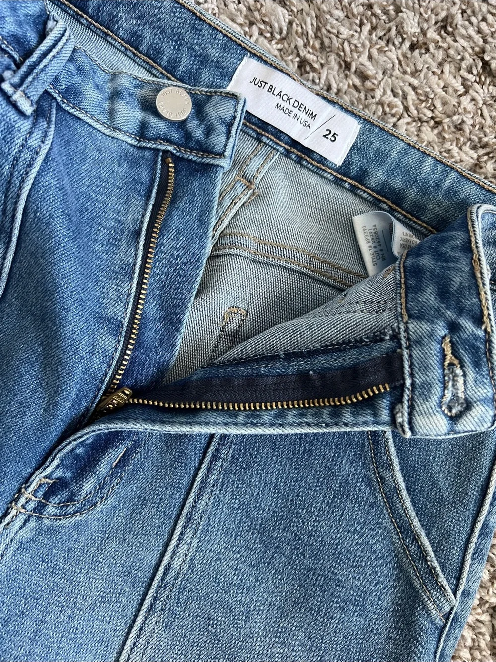 Like New! JUST DENIM The Patch Pocket Wide Leg Medium Blue Size 25